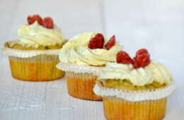 Cupcakes salati alle zucchine e frosting di formaggio e yogurt