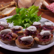 Crostini con cipolla rossa glassata e quenelle di caprino